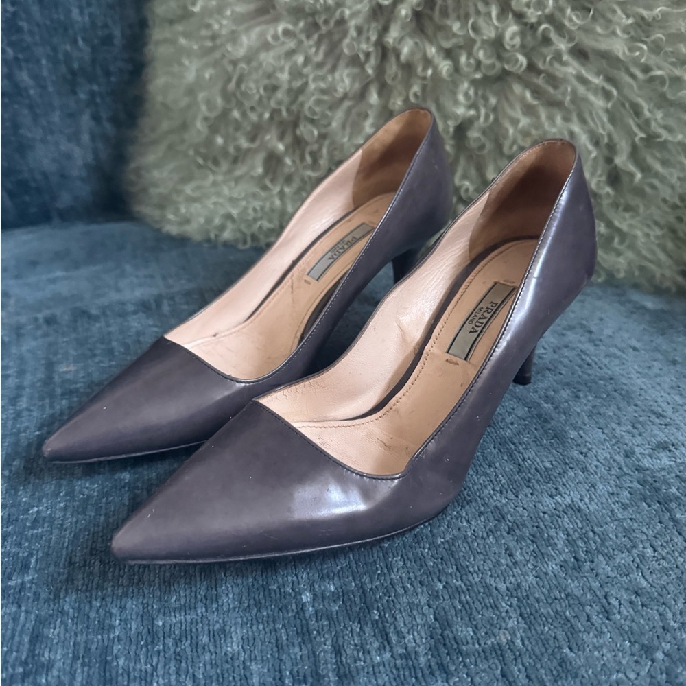 Vintage Prada Classic Pointed-Toe Womenโs Pumps in Dark Grey